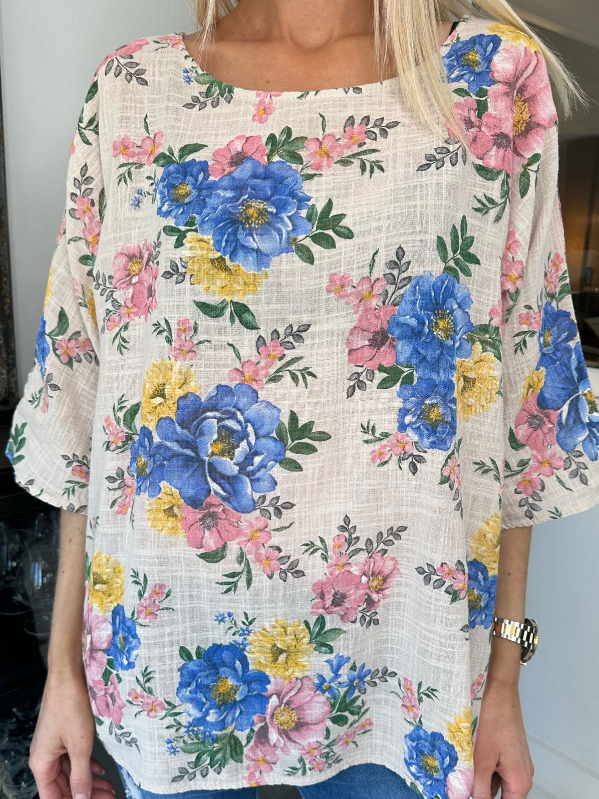 Gissele - Söt blus i linne-liknande tyg med blommönster